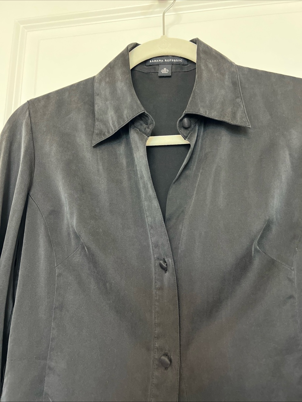 Banana Republic 100% silk Classic Black Button-Up Blouse M - Picture 4 of 14